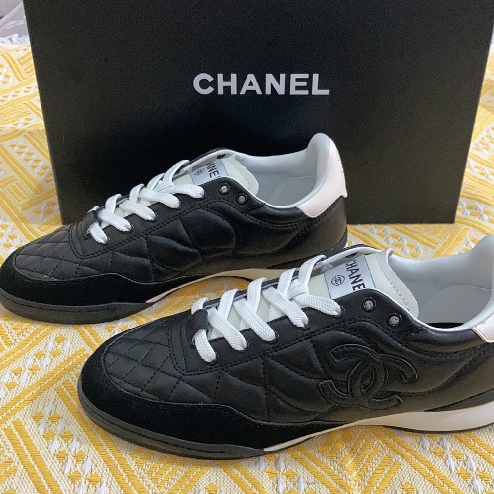 CHANEL Black  and White Leather Sneakers CC Size US9 EU39